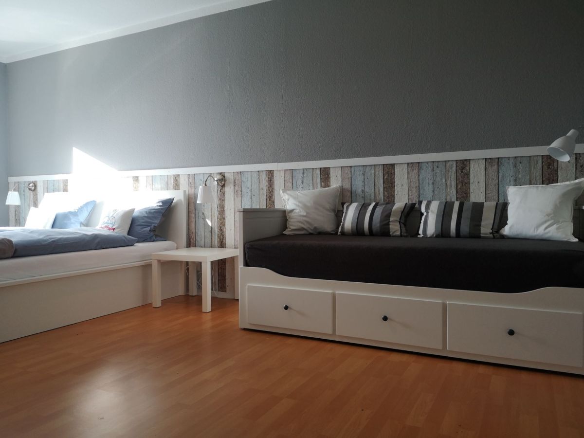 Segelboot - Liebevoll hinterm Deich